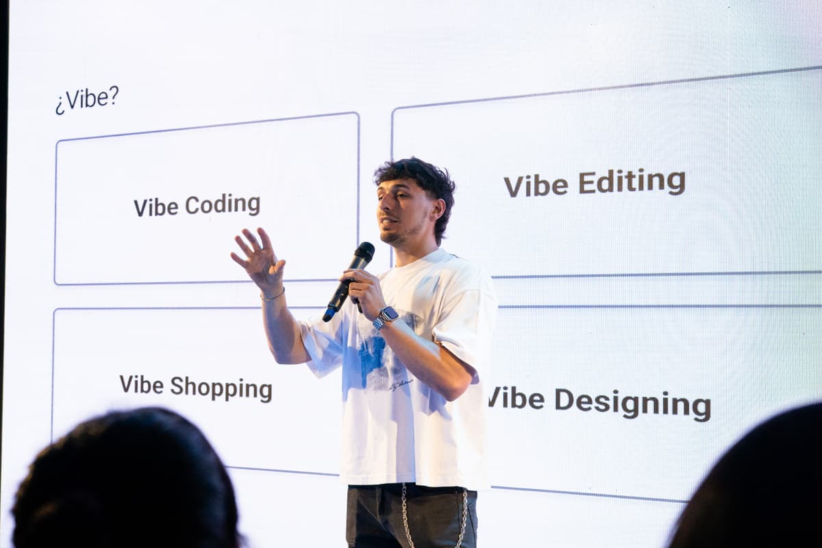 Fabrizio Guaglianone como speaker en auditorio